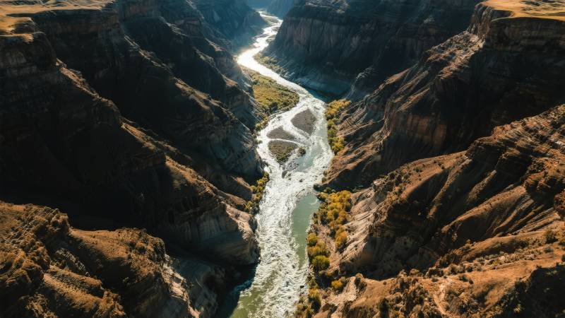 峡谷河流蜿蜒前行图片