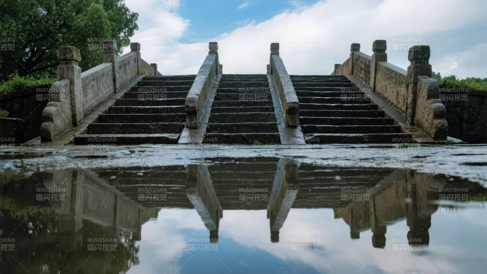 石阶倒影映蓝天图片
