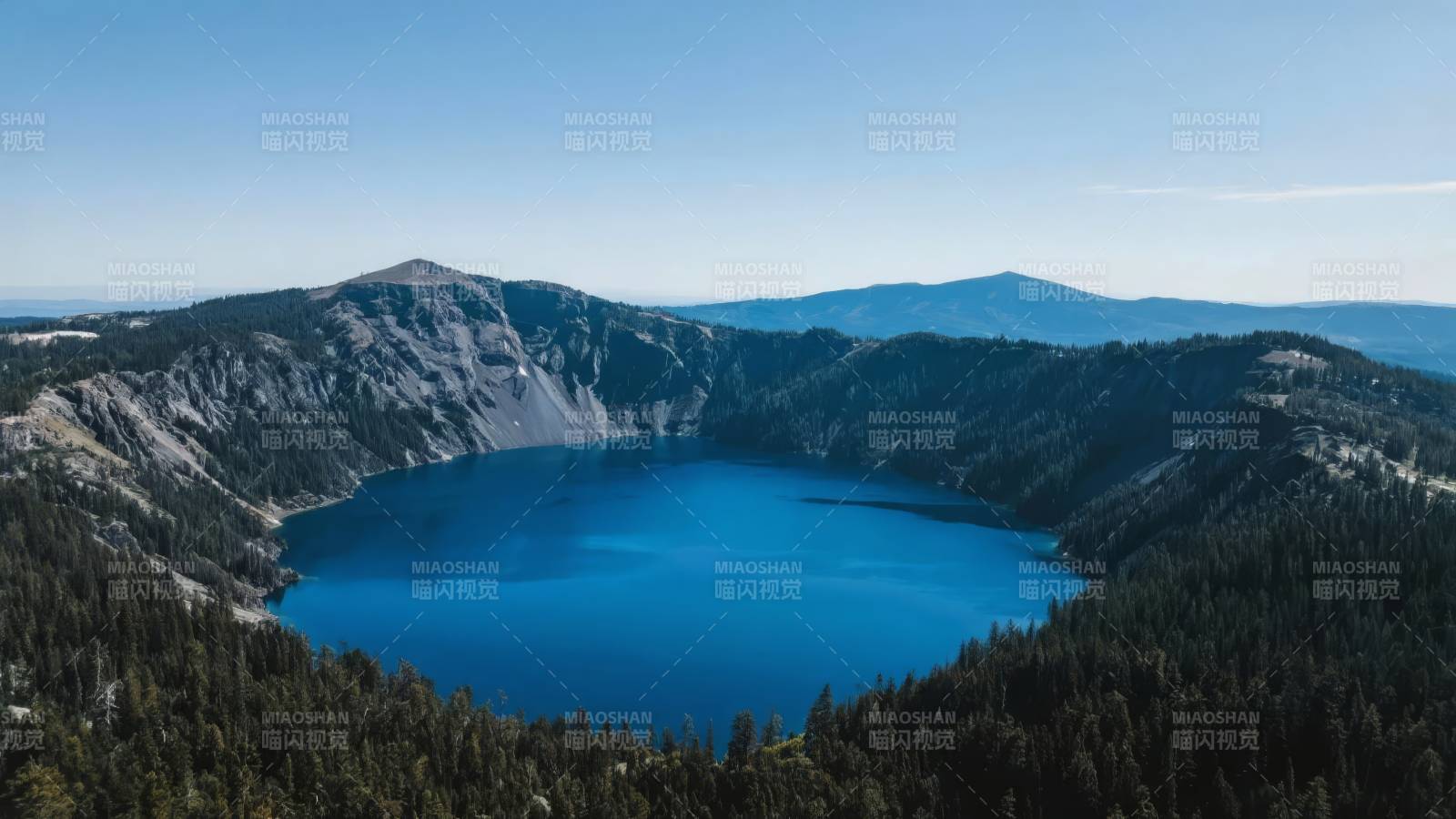 火山口湖美景图片