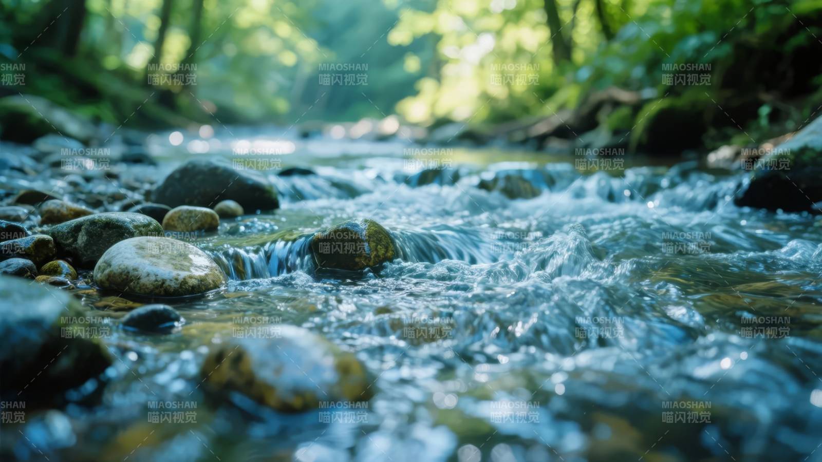 溪流潺潺石间过图片