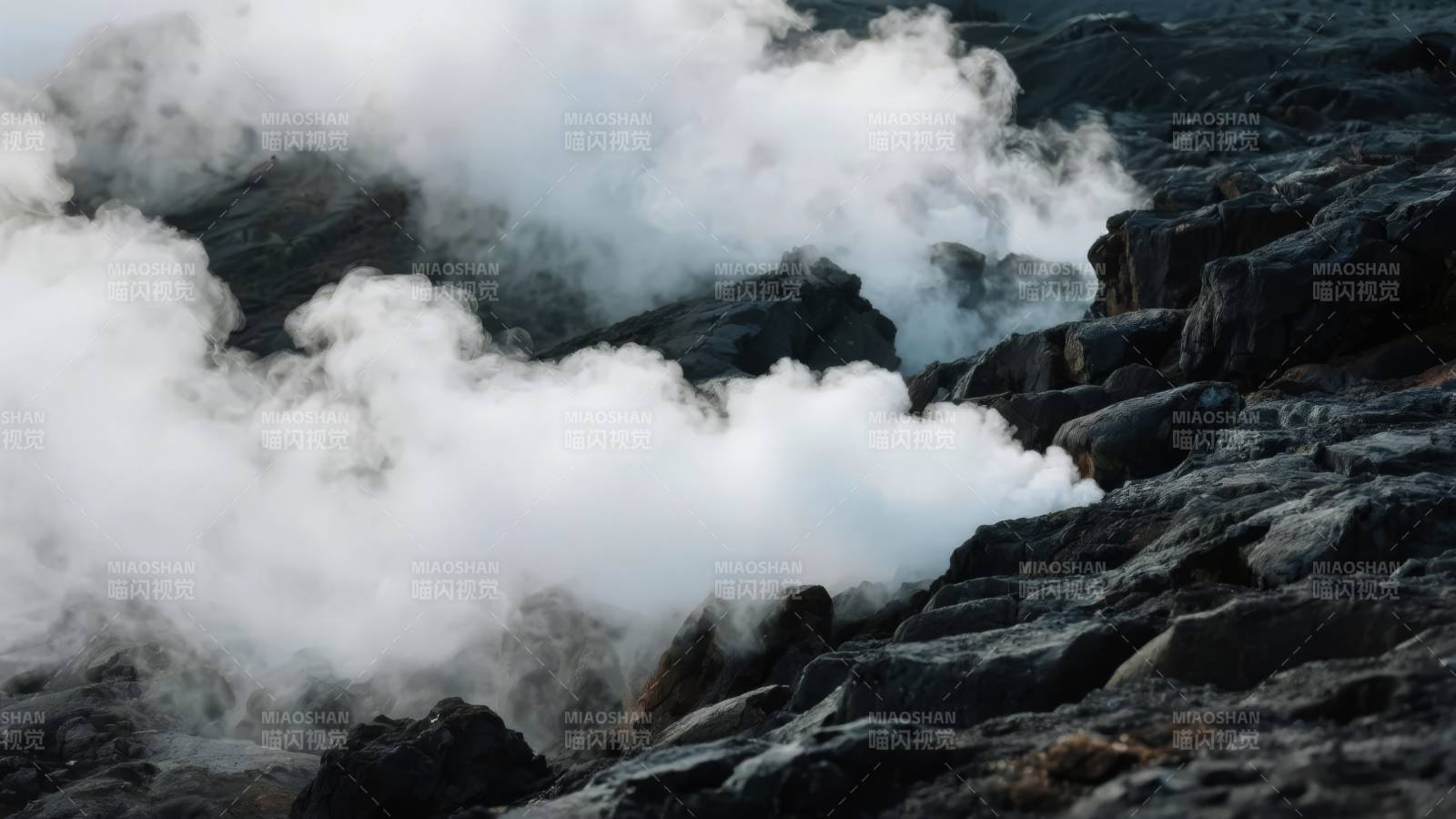 烟雾缭绕的岩石图片