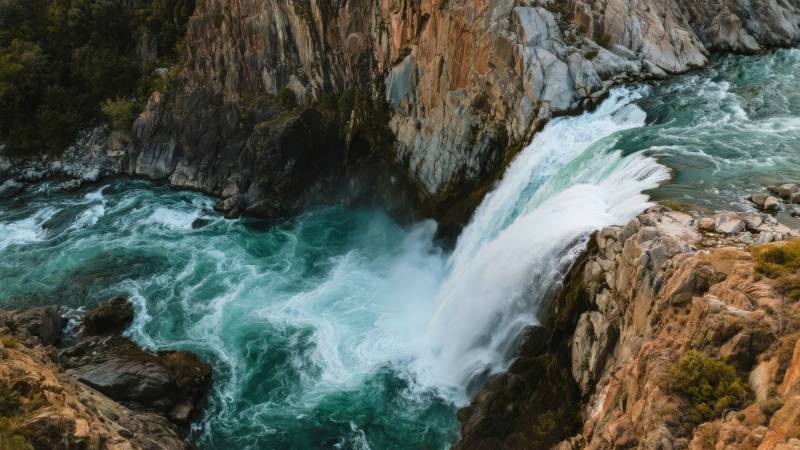 激流奔腾峡谷间图片