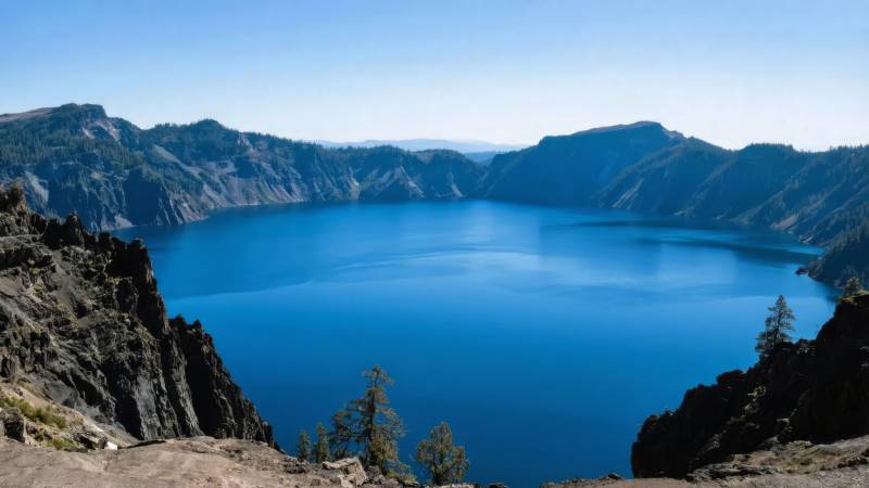 火山口湖美景图片