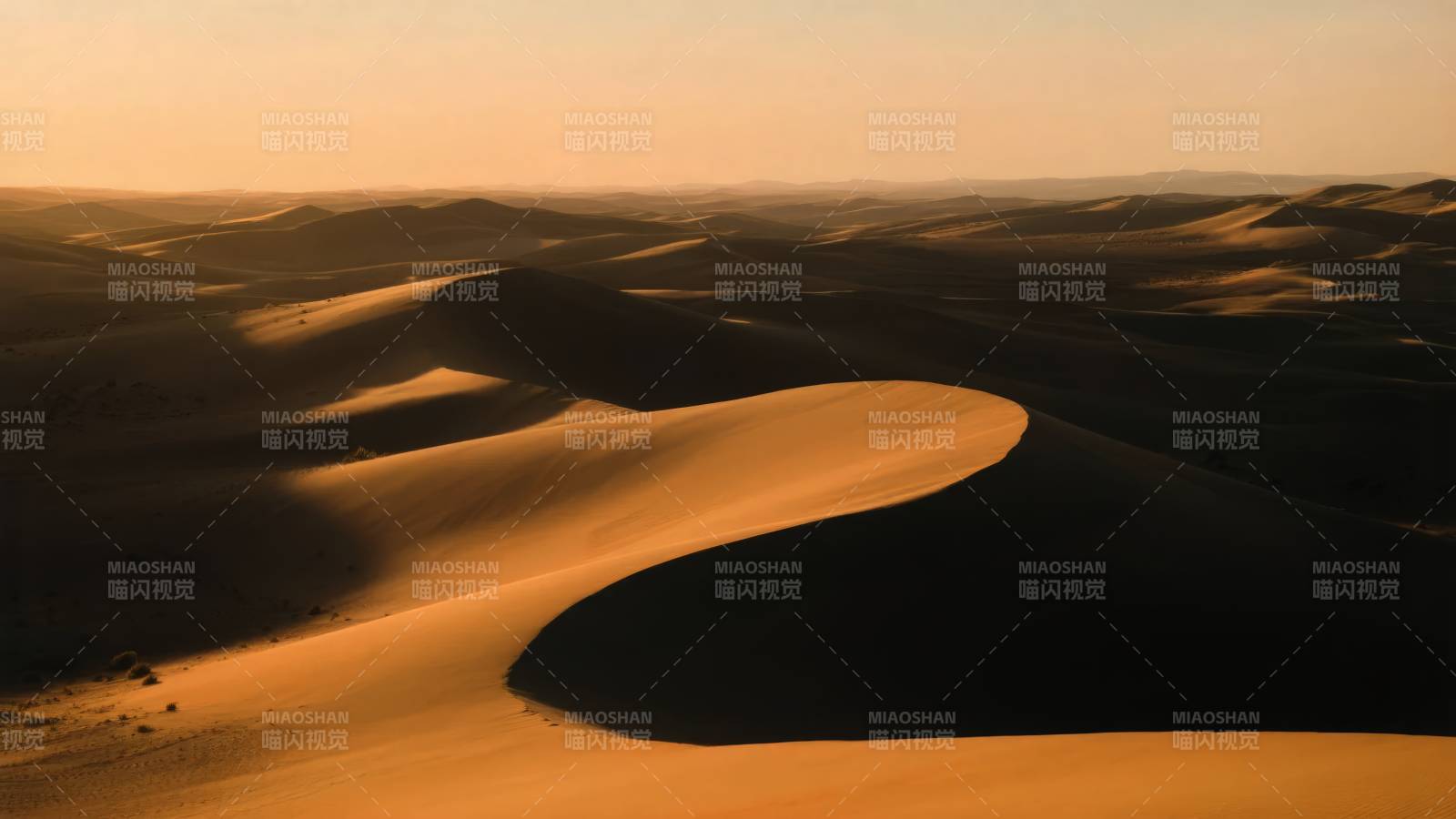 沙漠日落沙丘图片