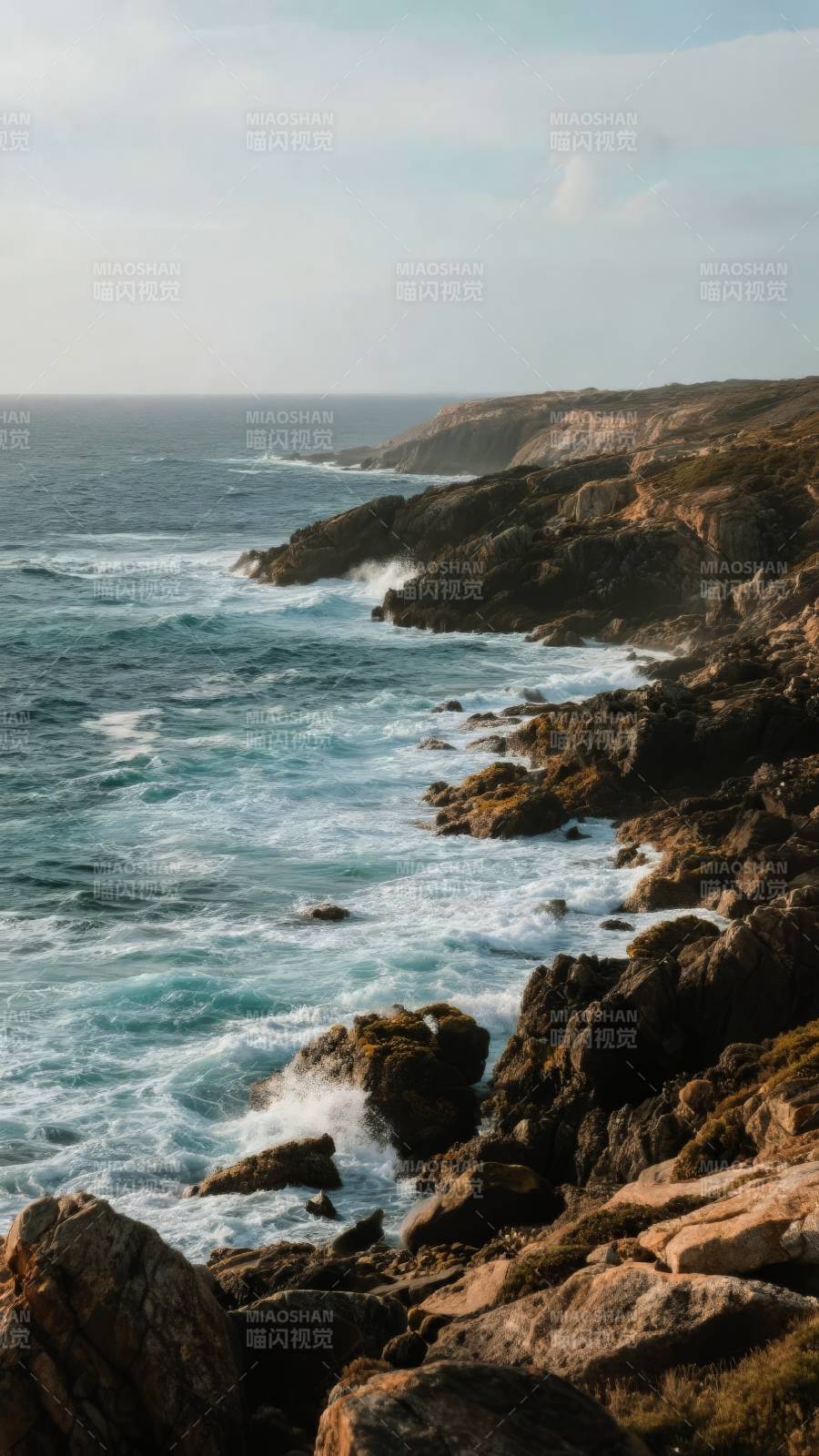 海岸峭壁浪涛拍岸图片