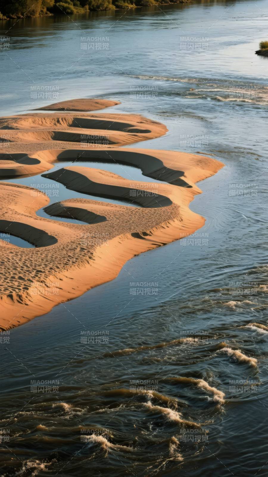 沙洲蜿蜒水中央图片