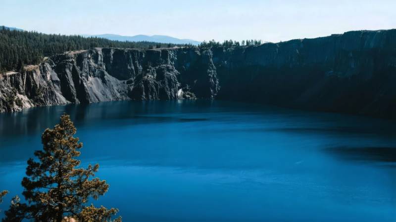 深蓝湖畔峭壁林立图片