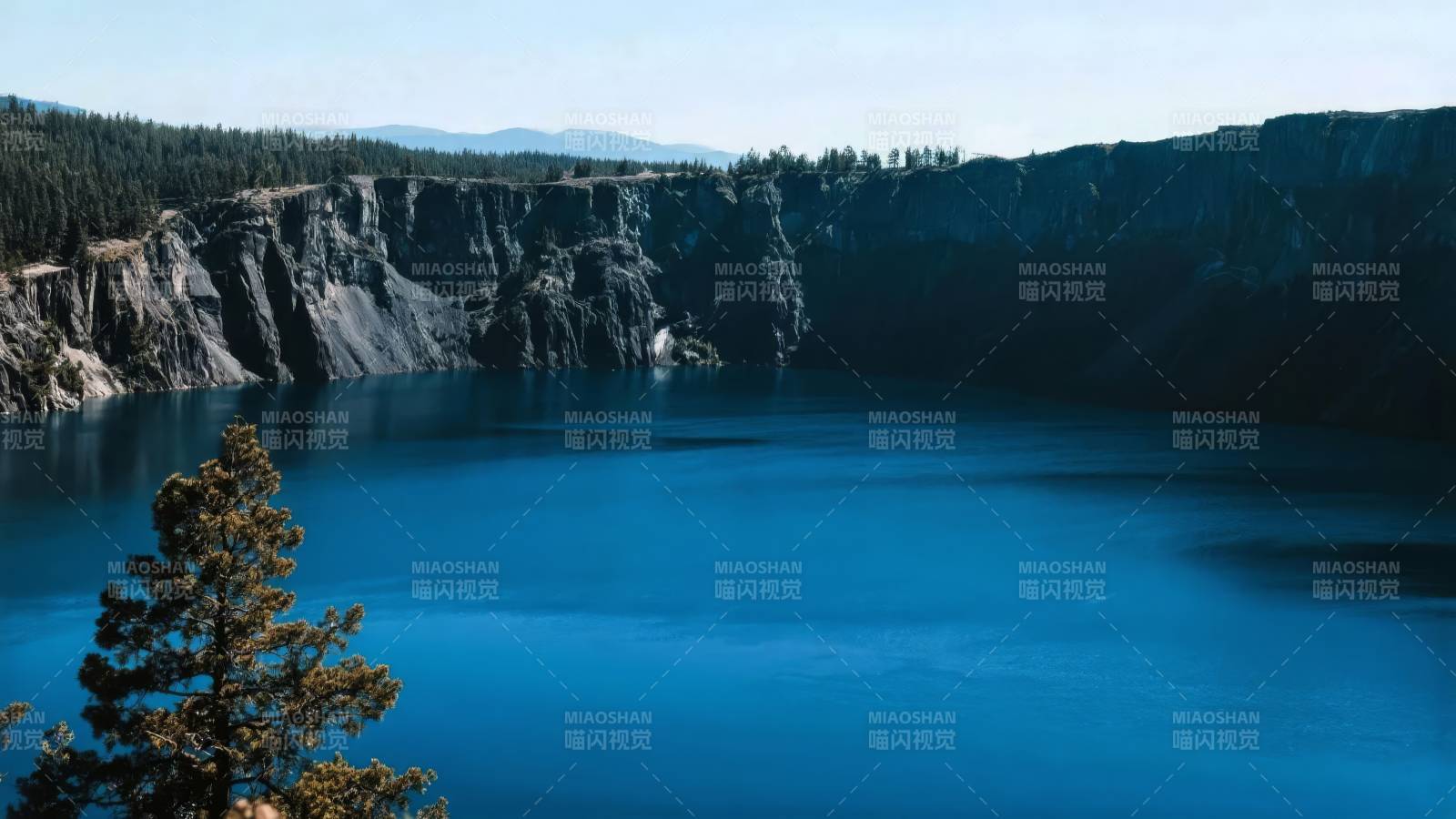 深蓝湖畔峭壁林立图片