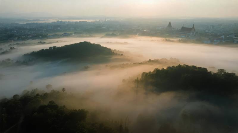 晨雾缭绕山城图片