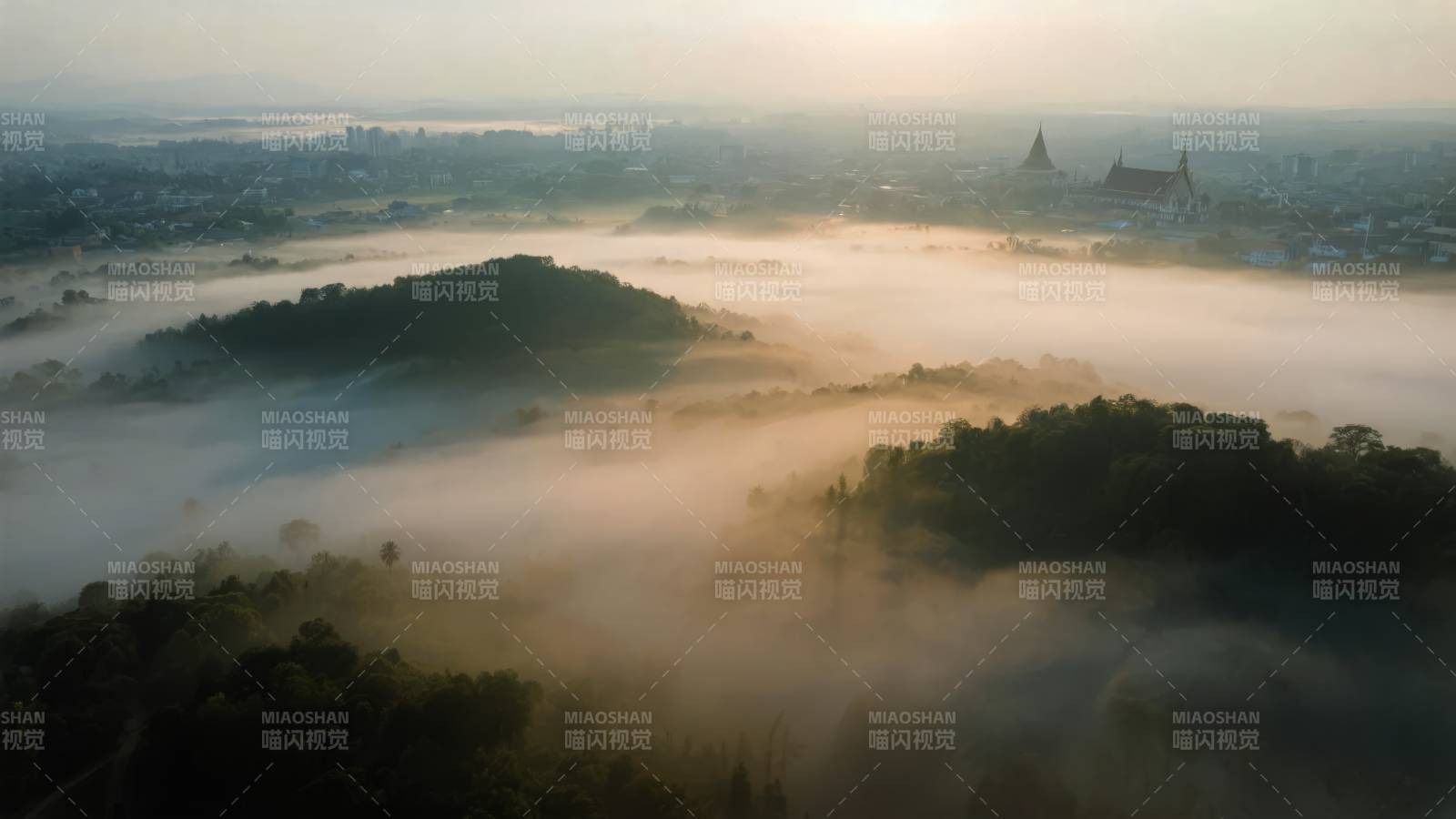 晨雾缭绕山城图片