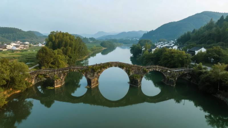 古桥映水山色美图片