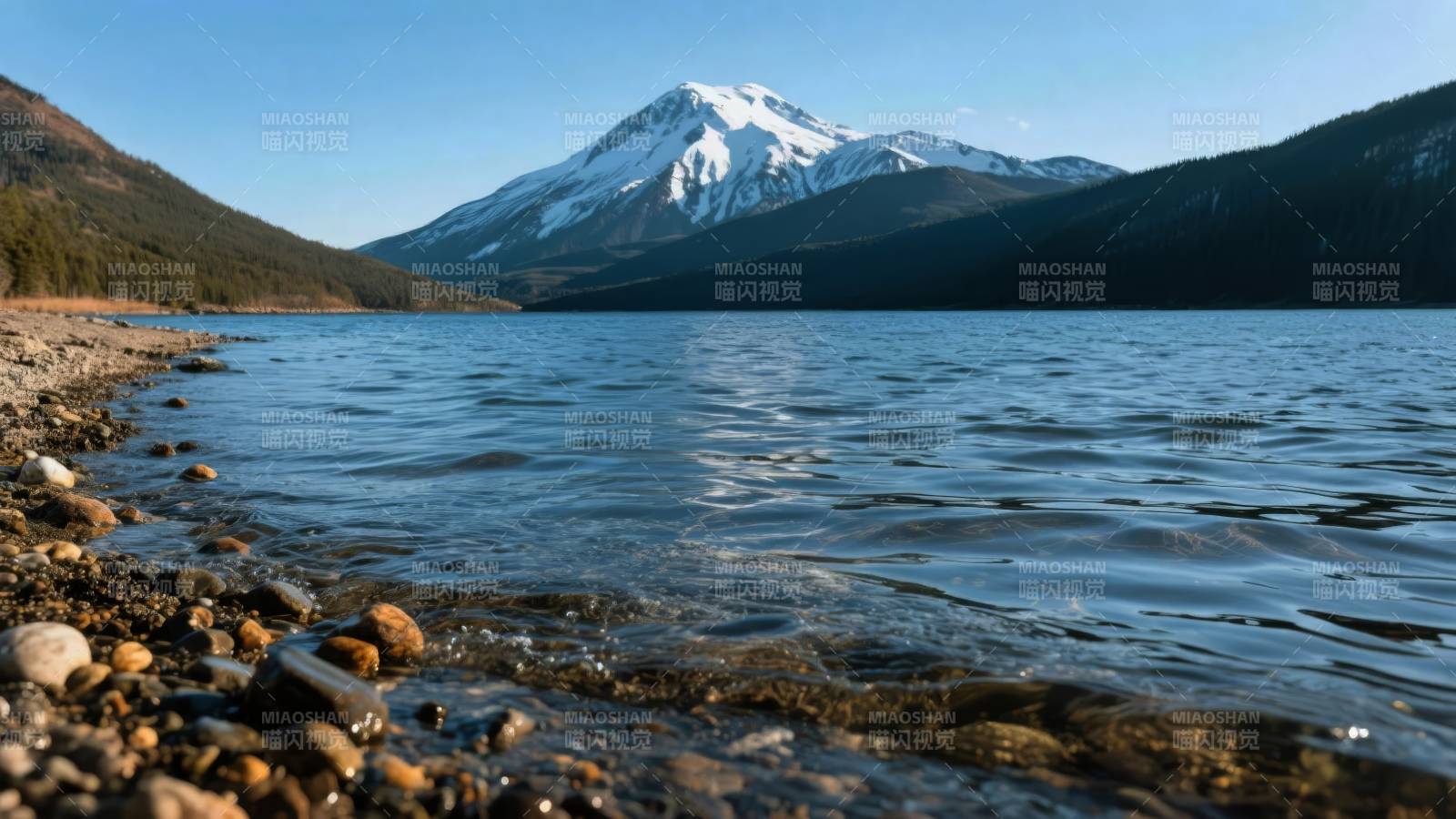 雪山湖畔风光图片