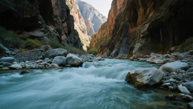 峡谷溪流奔腾图片
