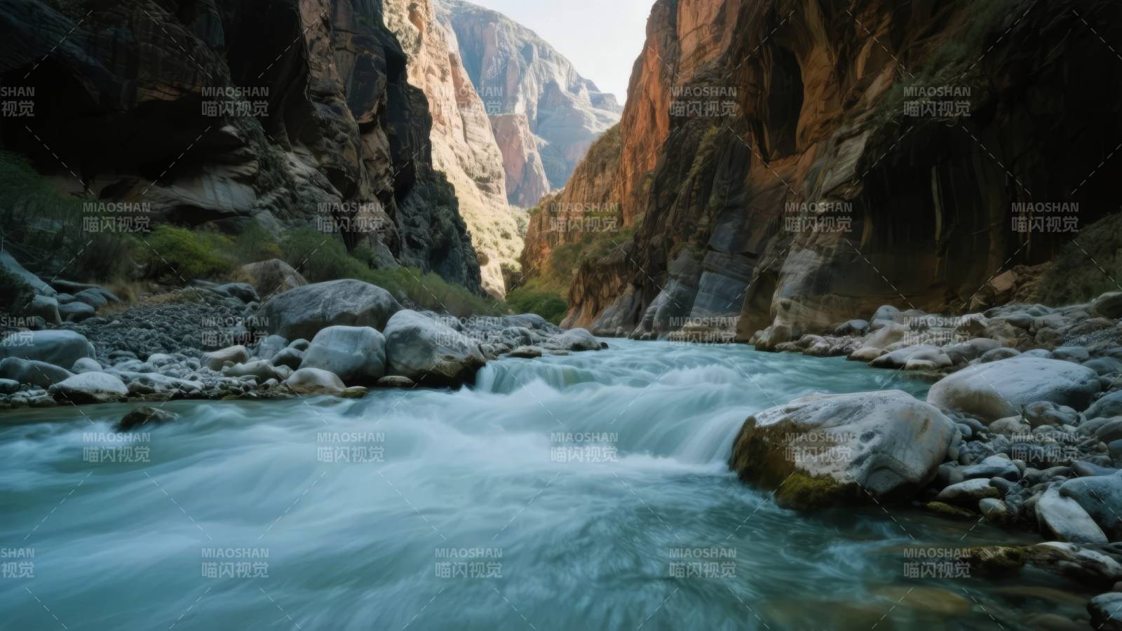 峡谷溪流奔腾图片