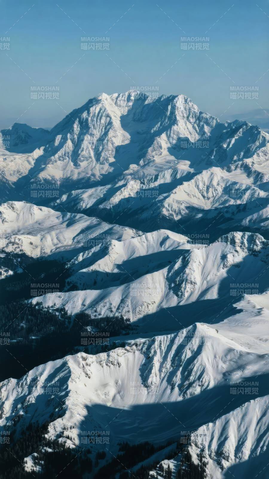 雪山巍峨 银装素裹图片