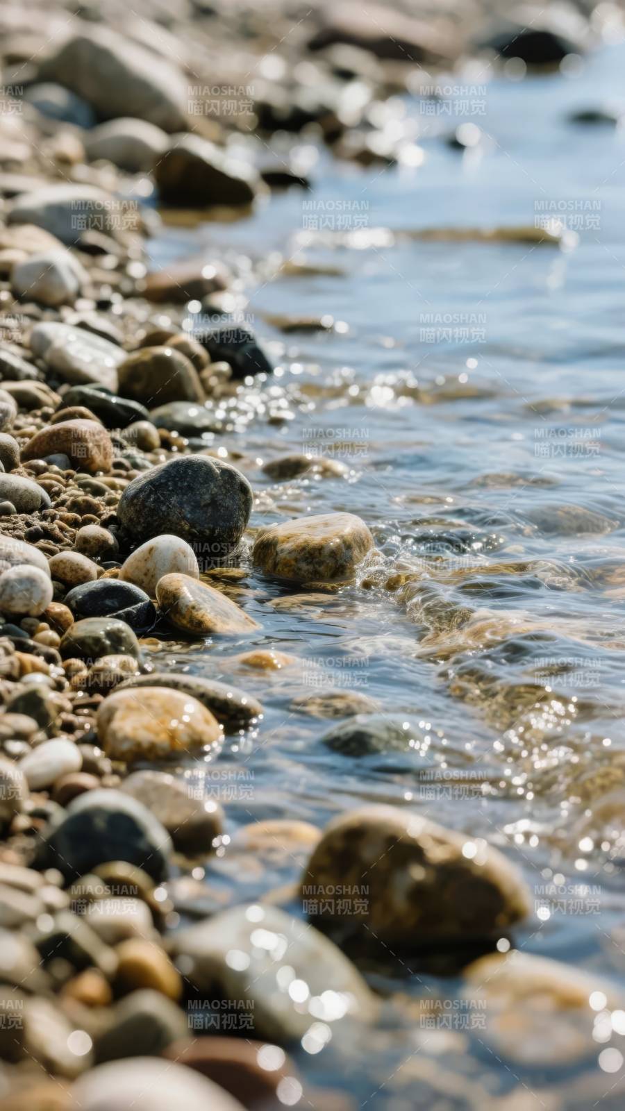 溪畔石影图片