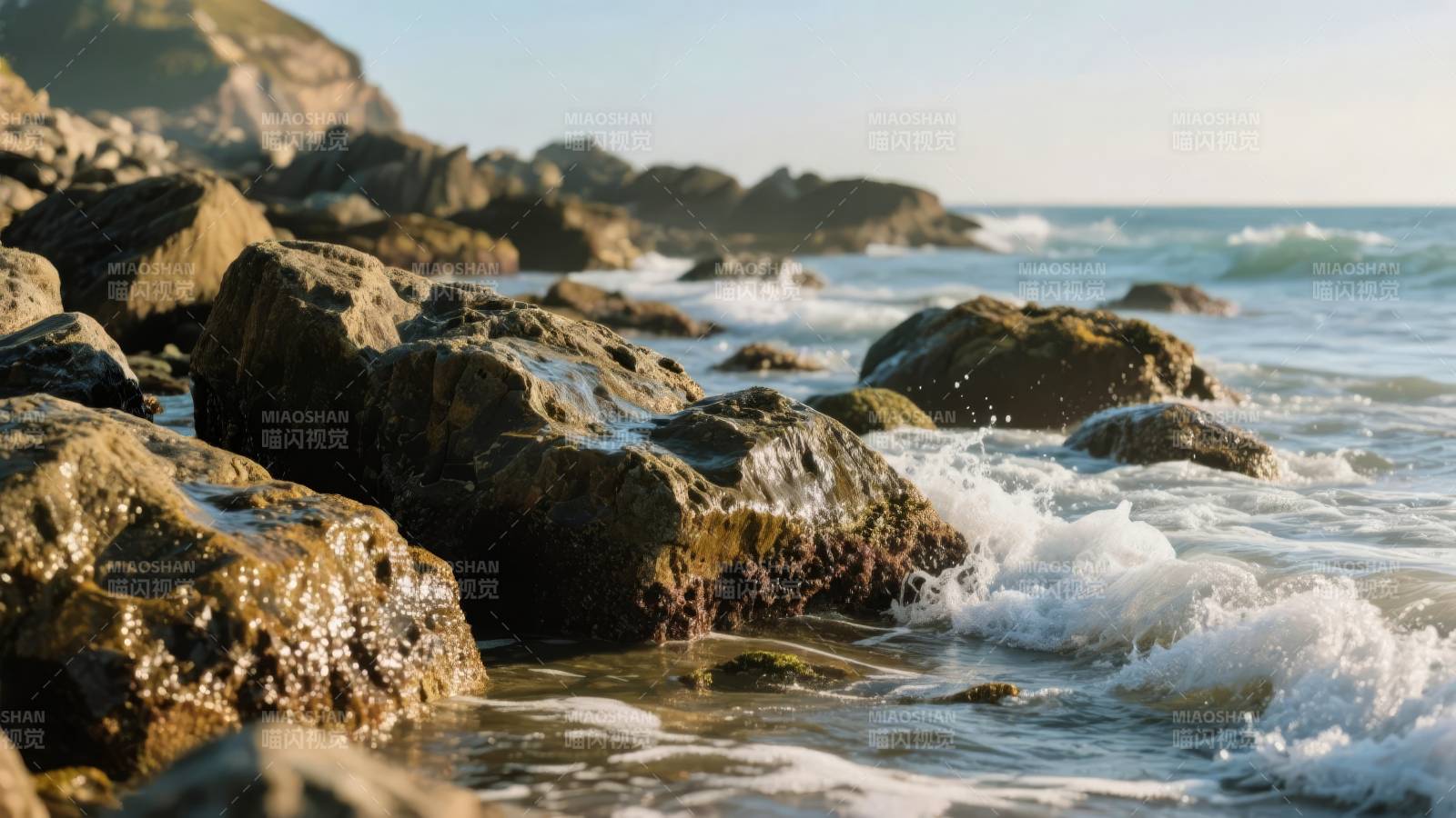 海浪拍打岩石图片