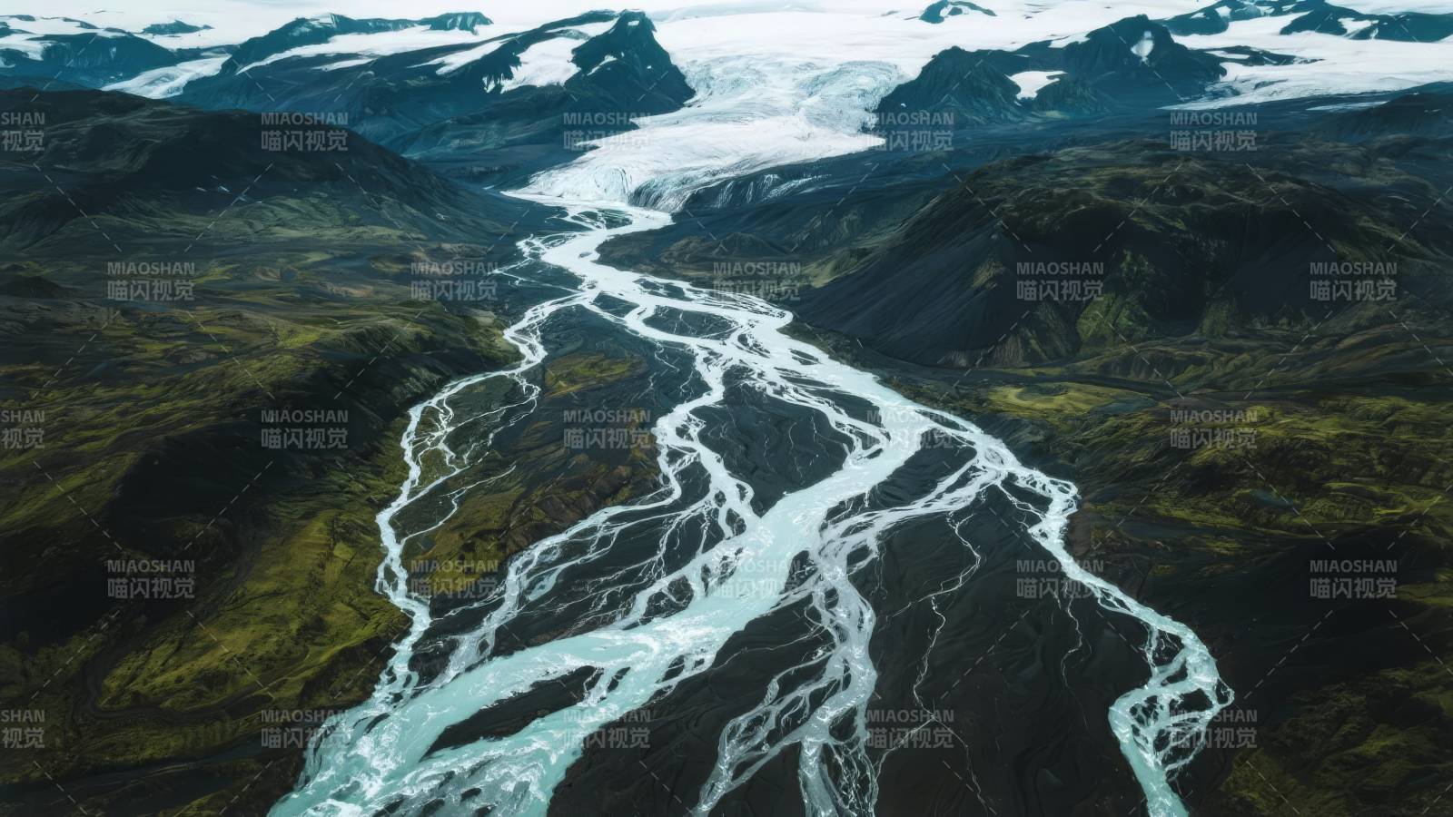 冰川融水蜿蜒山谷图片