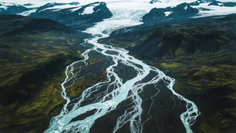冰川融水蜿蜒山谷图片
