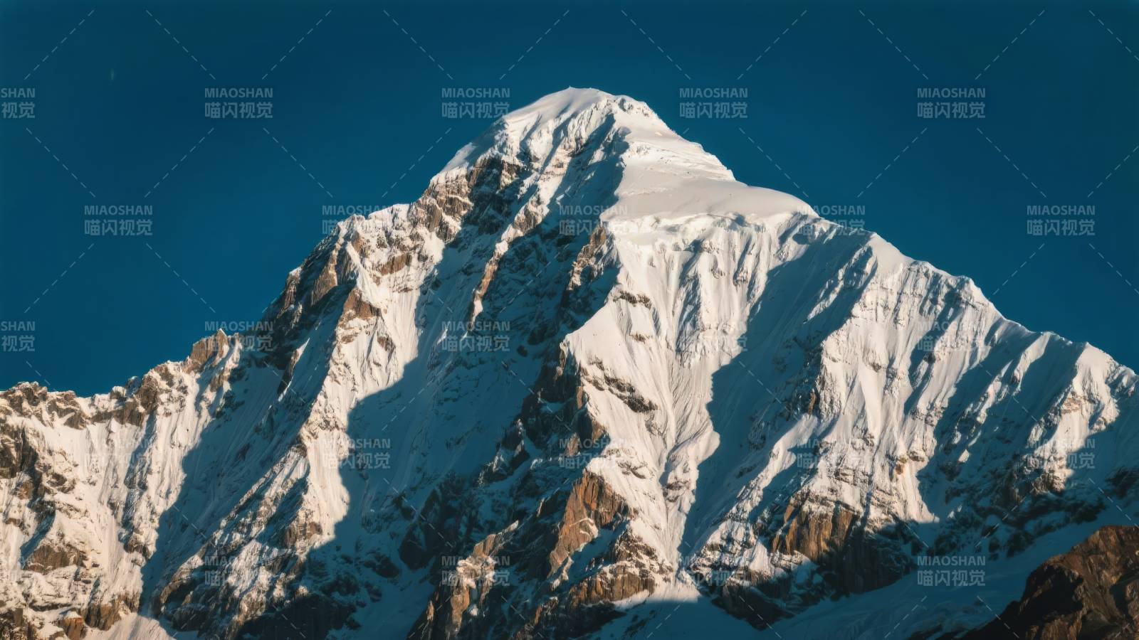 雪山巍峨 蓝天映衬图片