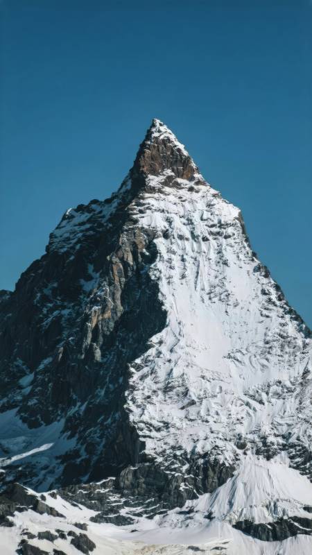 雪峰巍峨入云图片