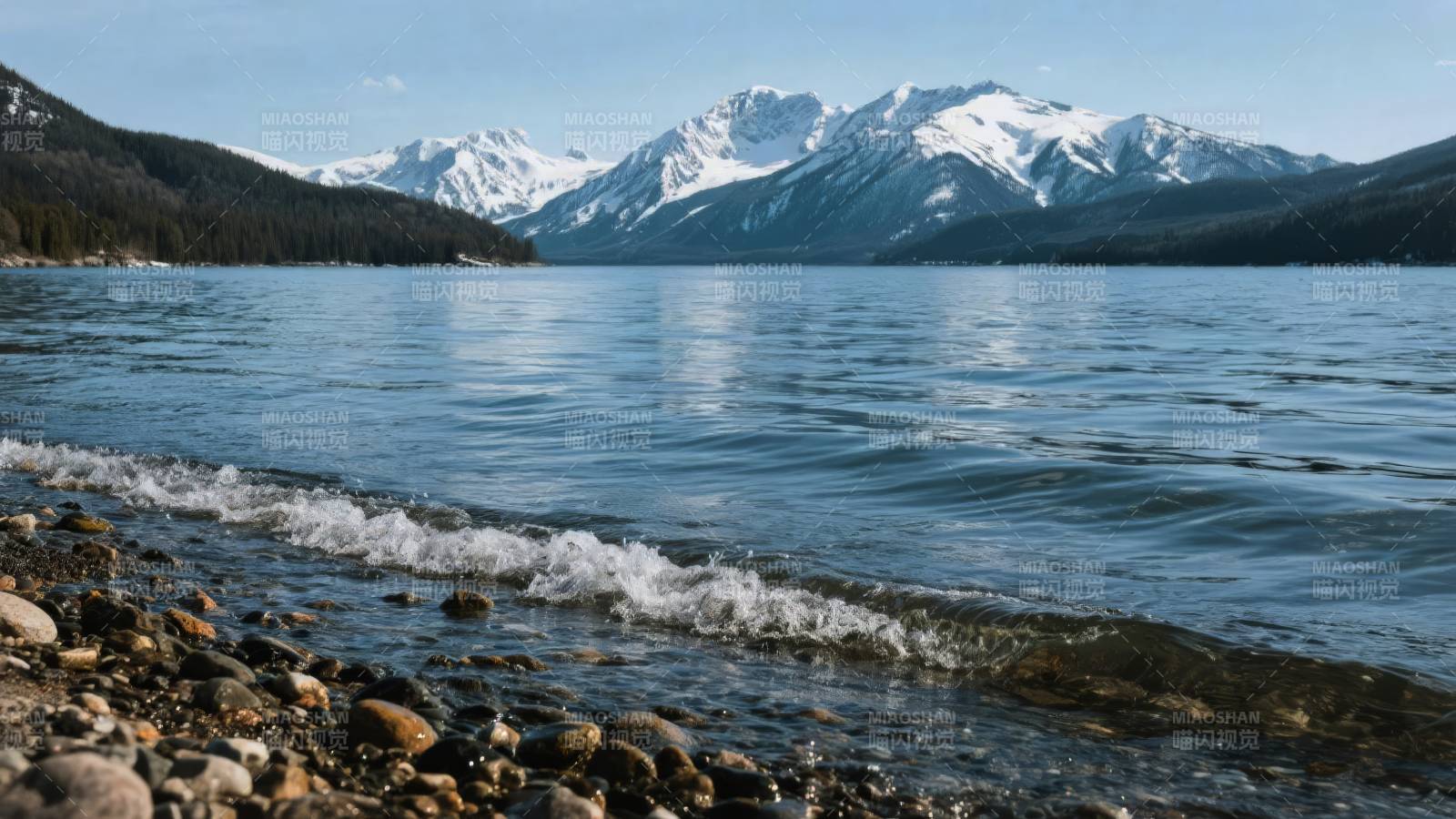 雪山湖畔风光图片