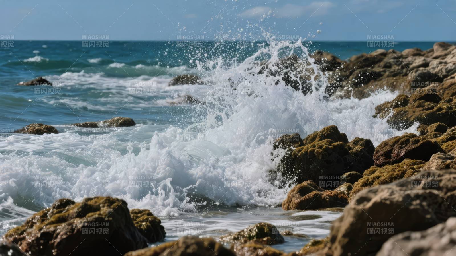 浪花拍打岩石图片