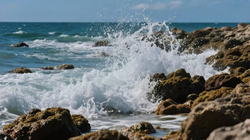 浪花拍打岩石图片
