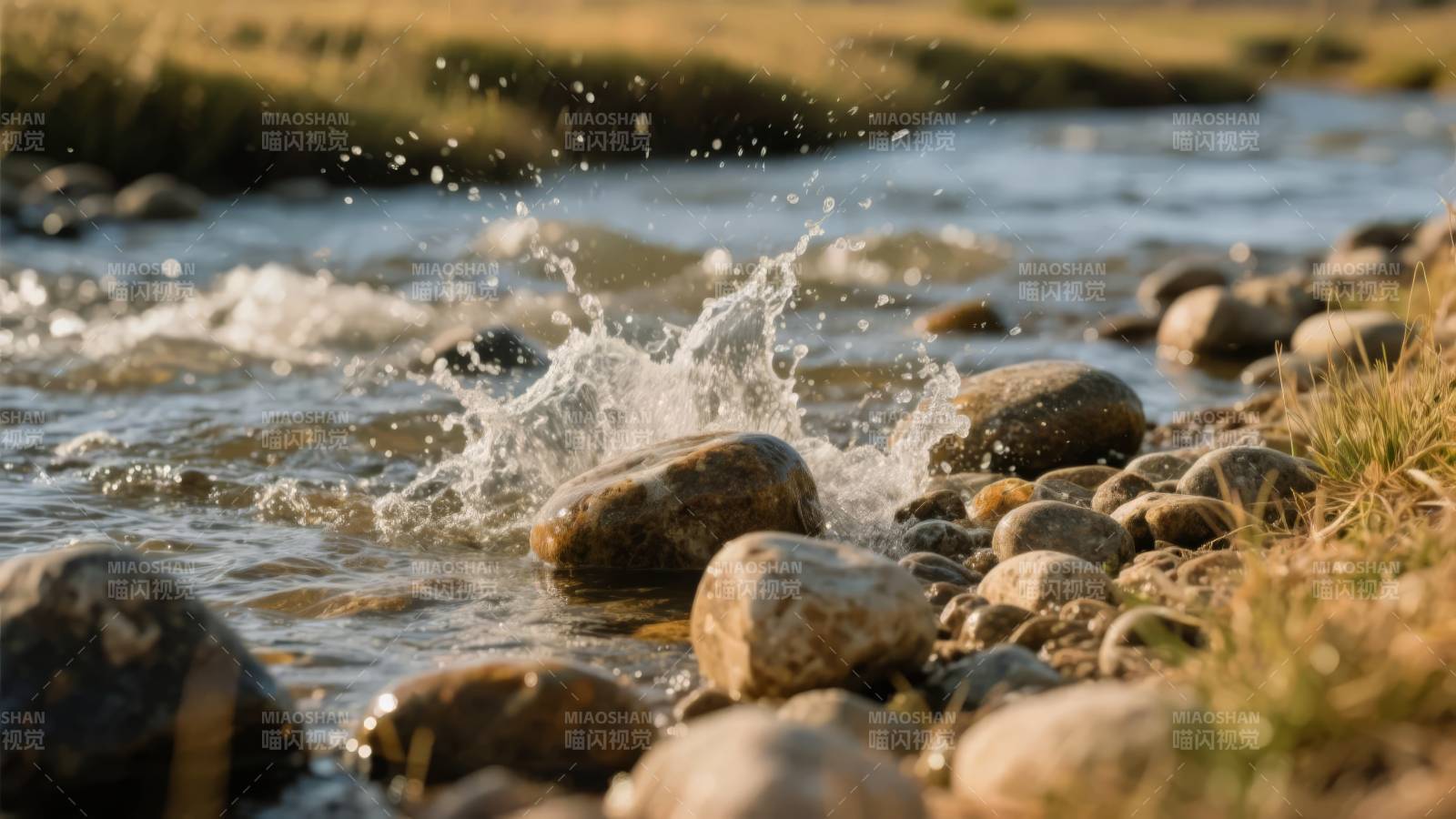溪水拍石溅起浪花图片