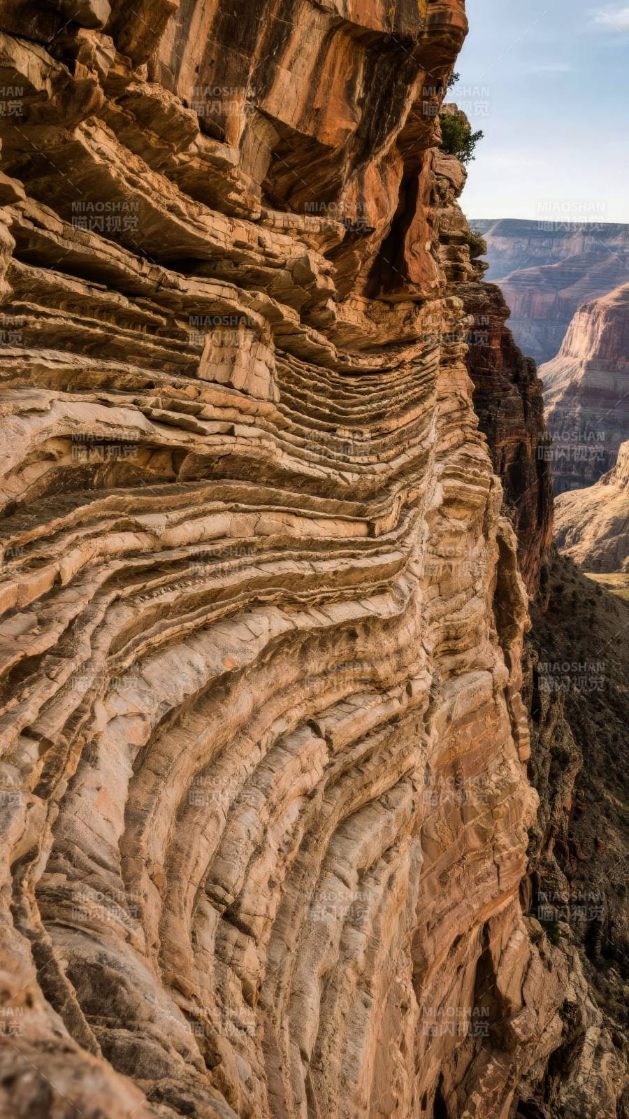 峡谷岩层纹理图片