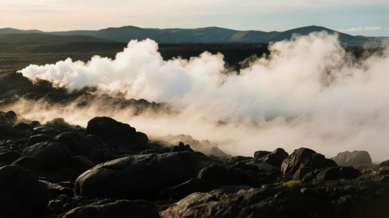 云雾缭绕山石间图片