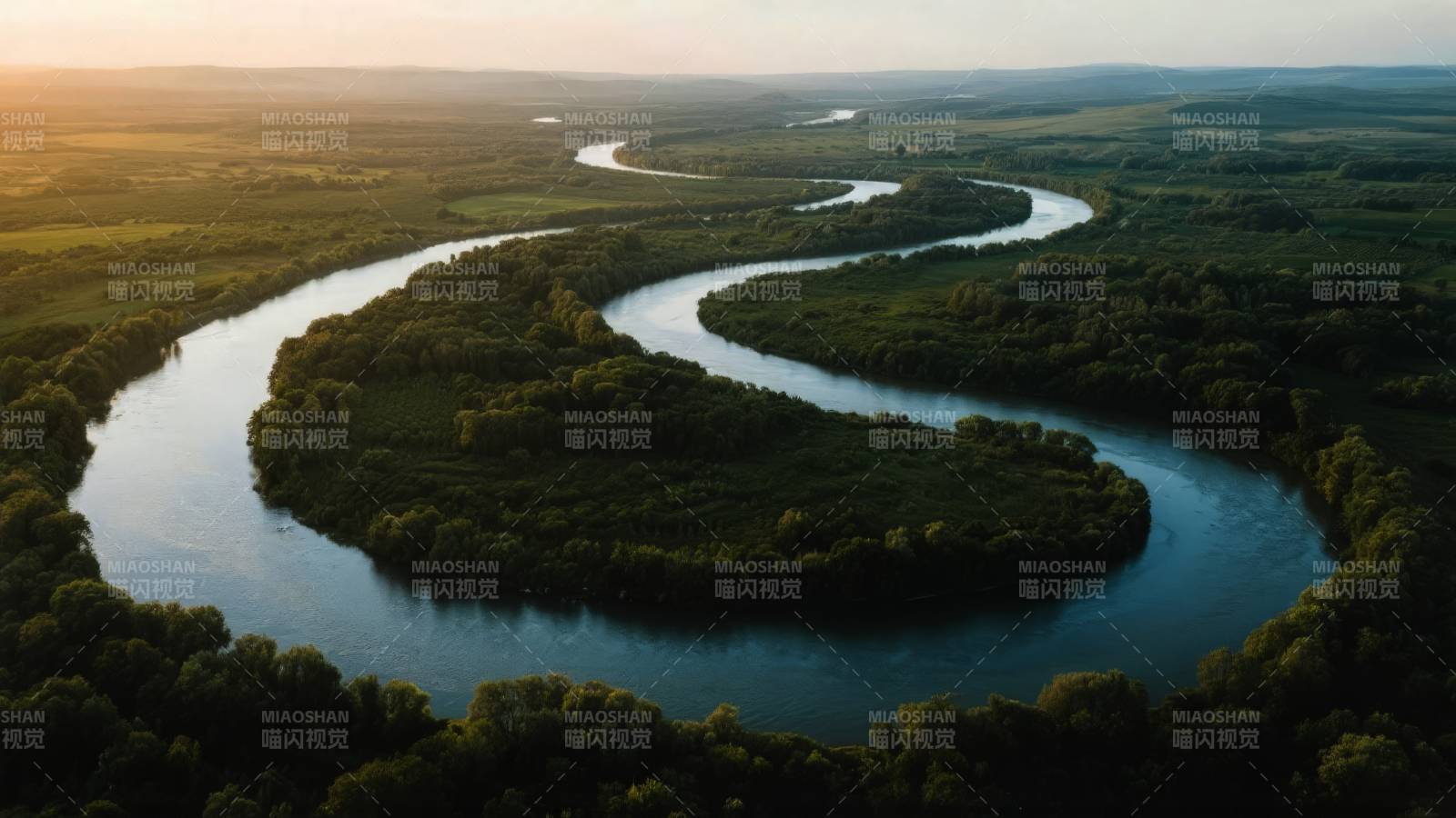 蜿蜒河流映夕阳图片