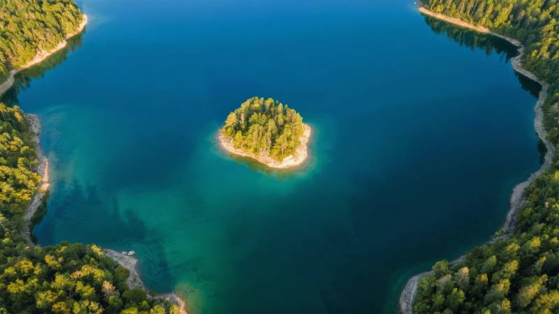 湖心绿岛 碧水环绕图片