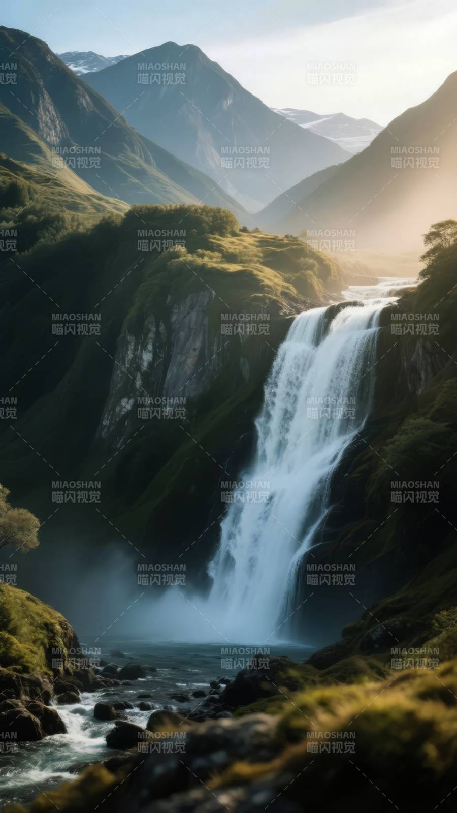 山间飞瀑 云雾缭绕图片