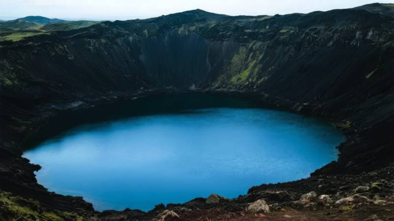 火山口湖美景图片