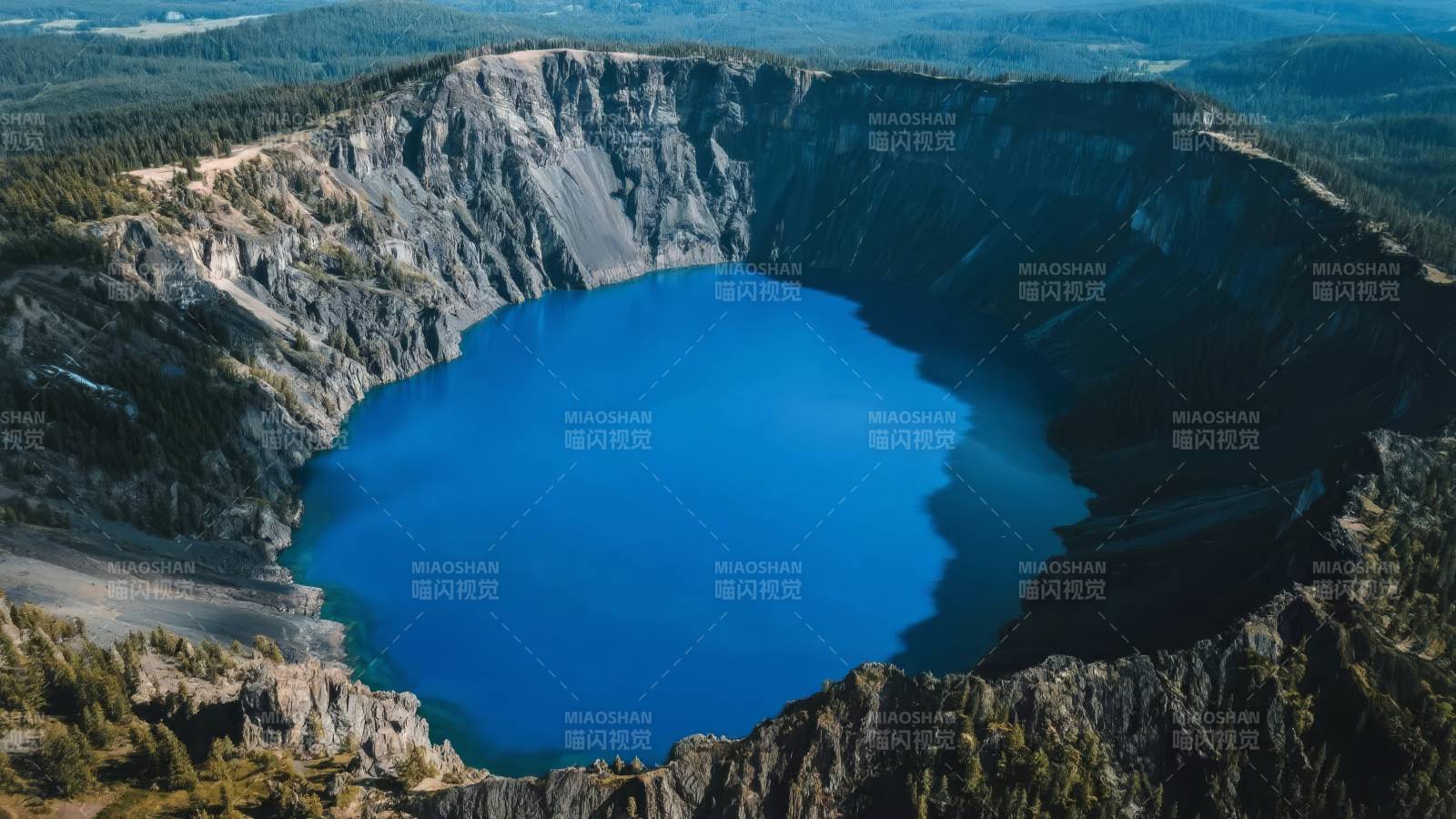 火山口湖美景图片