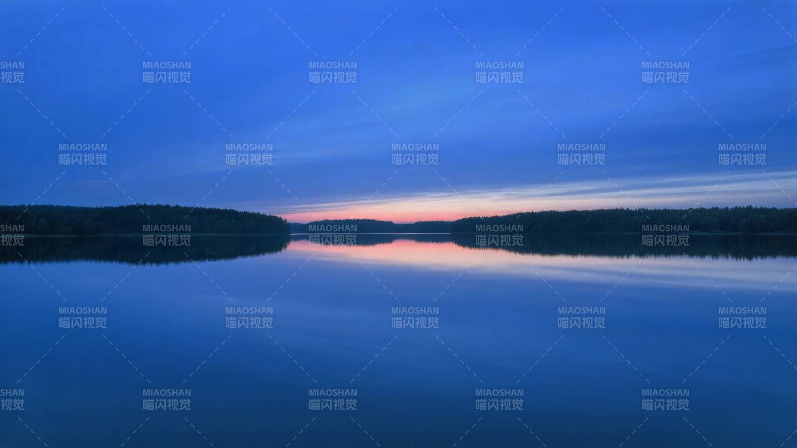 湖畔暮色静谧图片