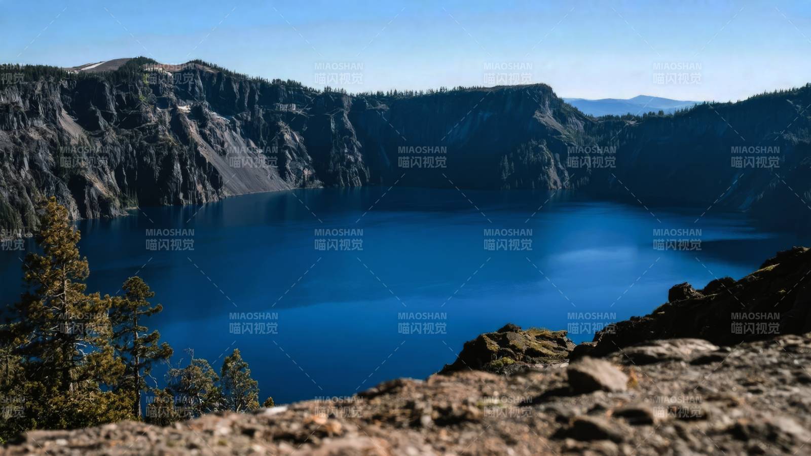 火山口湖美景图片