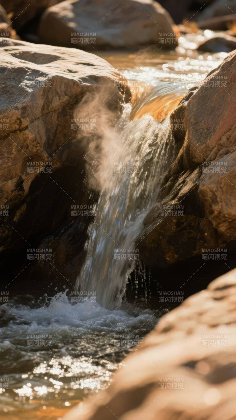 溪流石间潺潺图片