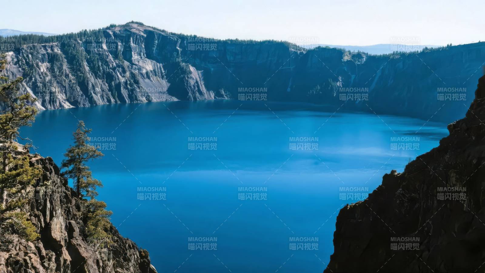 火山口湖美景图片