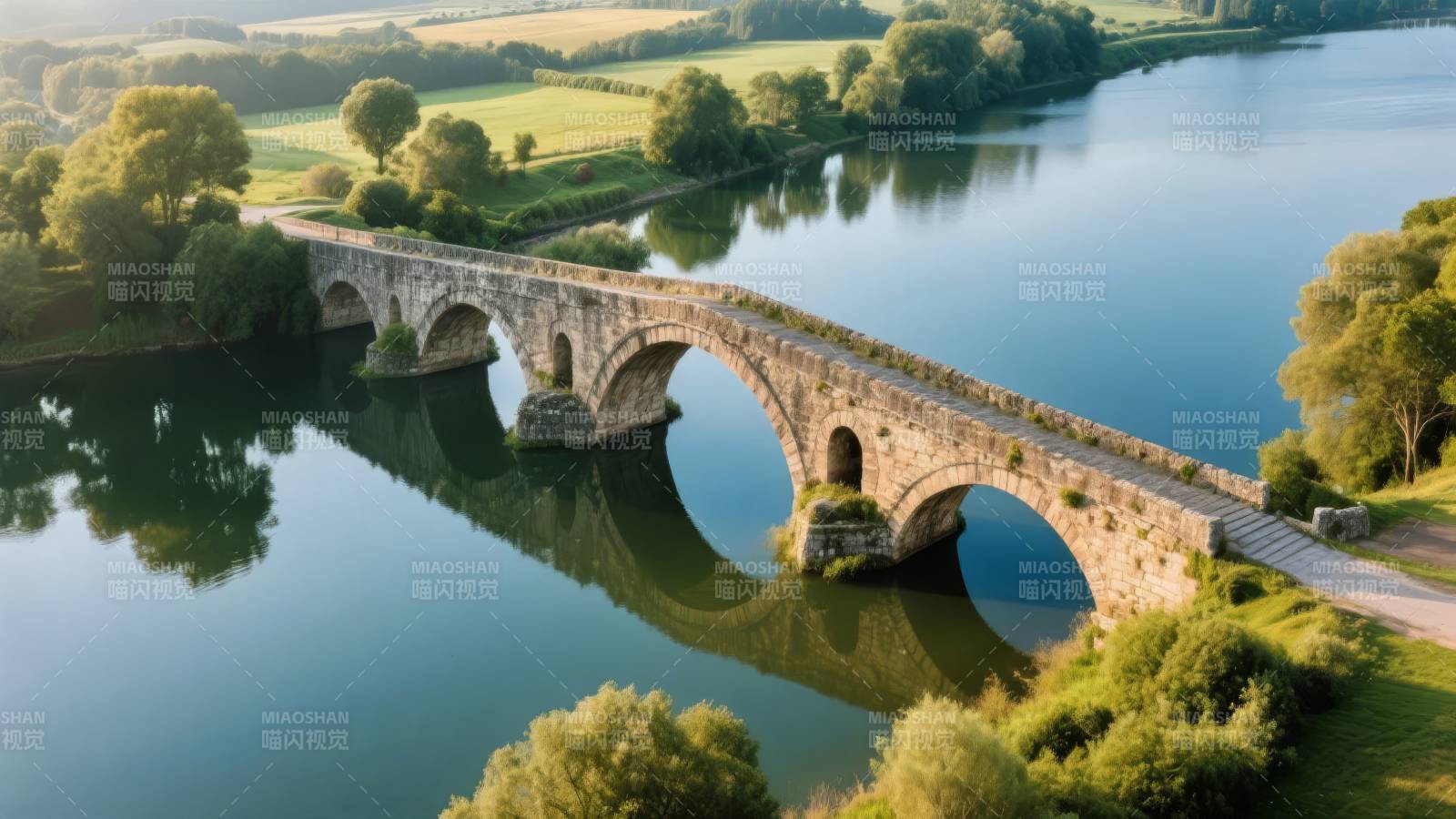 古桥映碧水图片