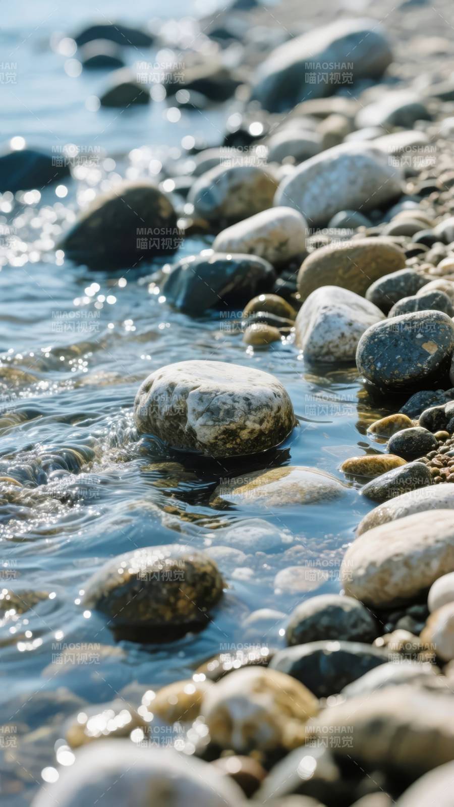 水边卵石静谧景图片