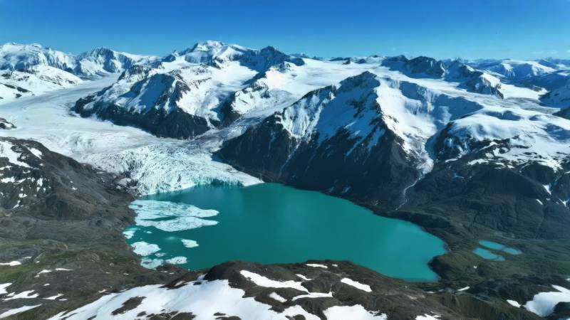 雪山冰湖美景图片