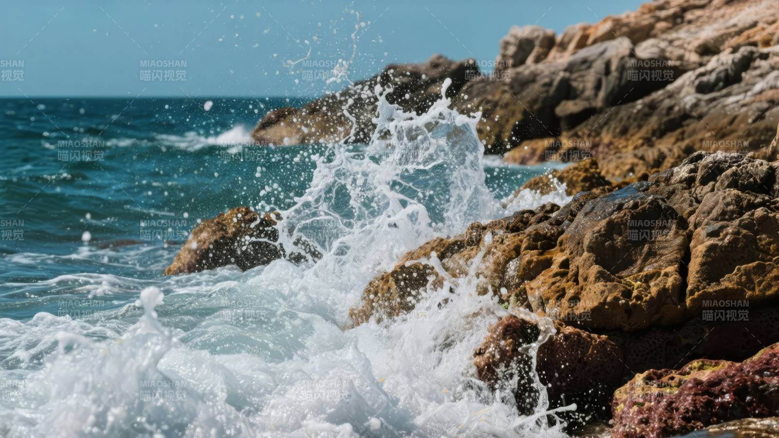 浪花拍打岩石图片