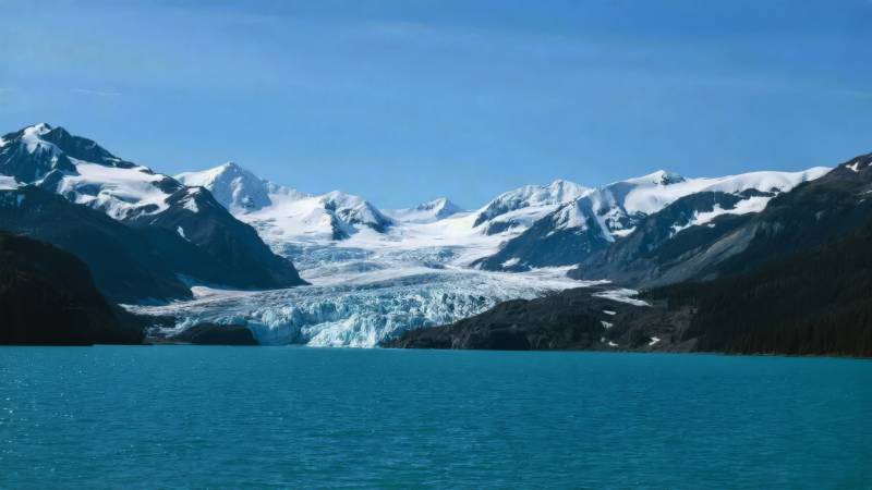 雪山冰川湖景图片