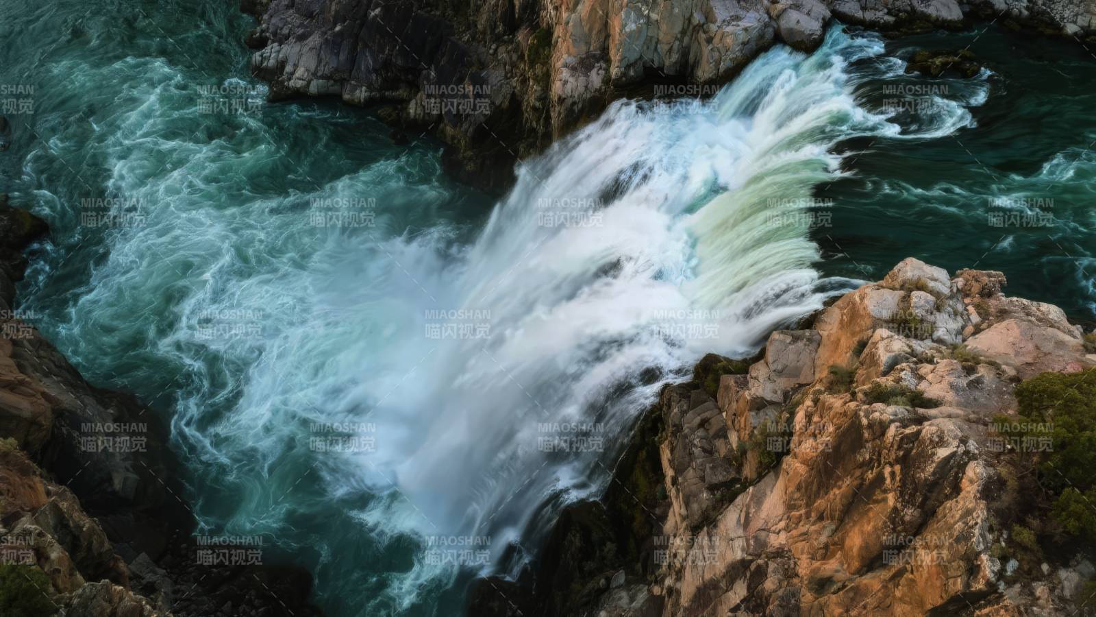 激流奔腾入深谷图片