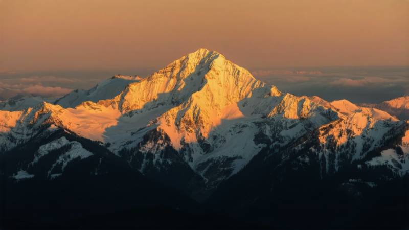 雪山日出美景图片