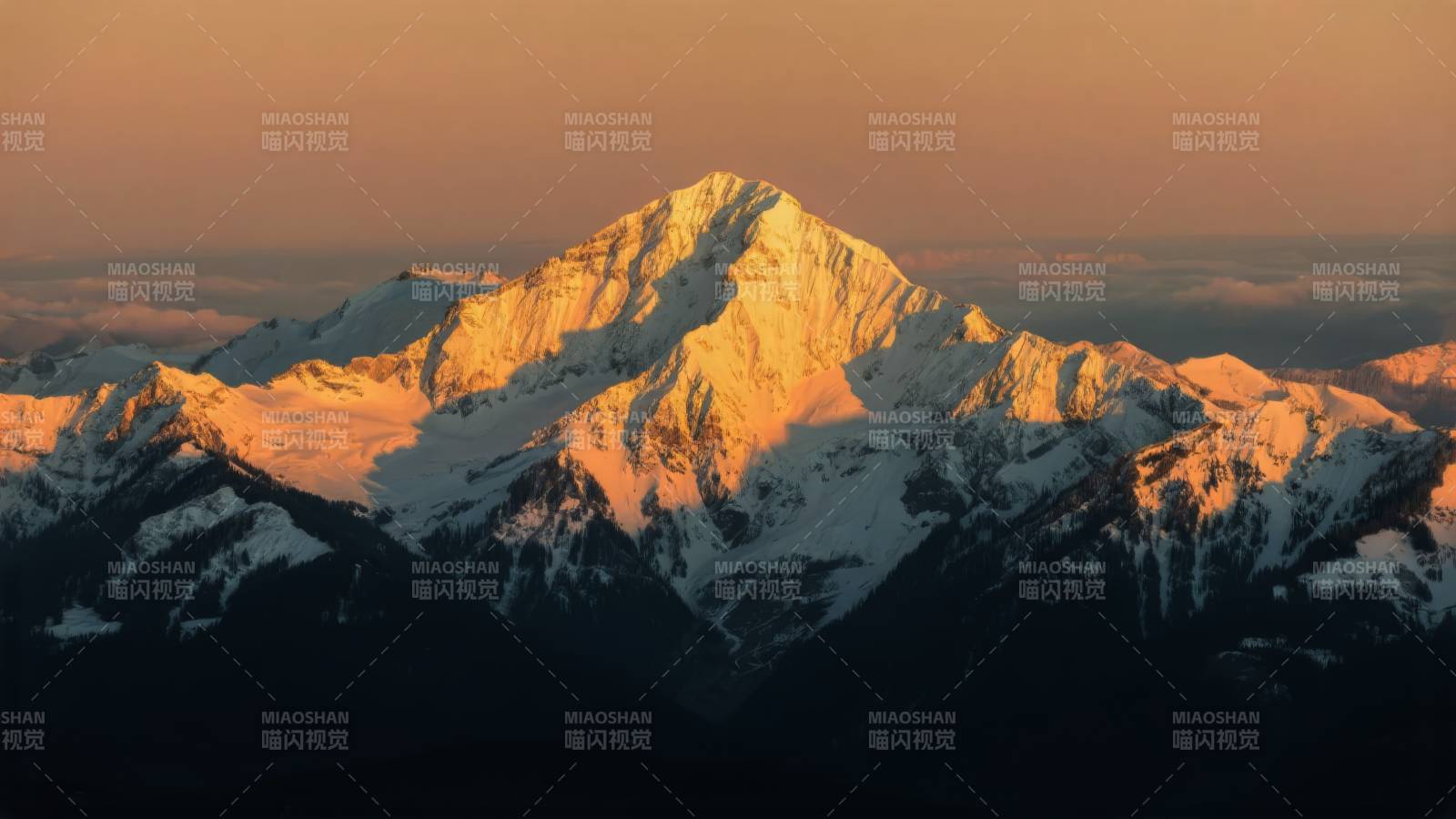 雪山日出美景图片