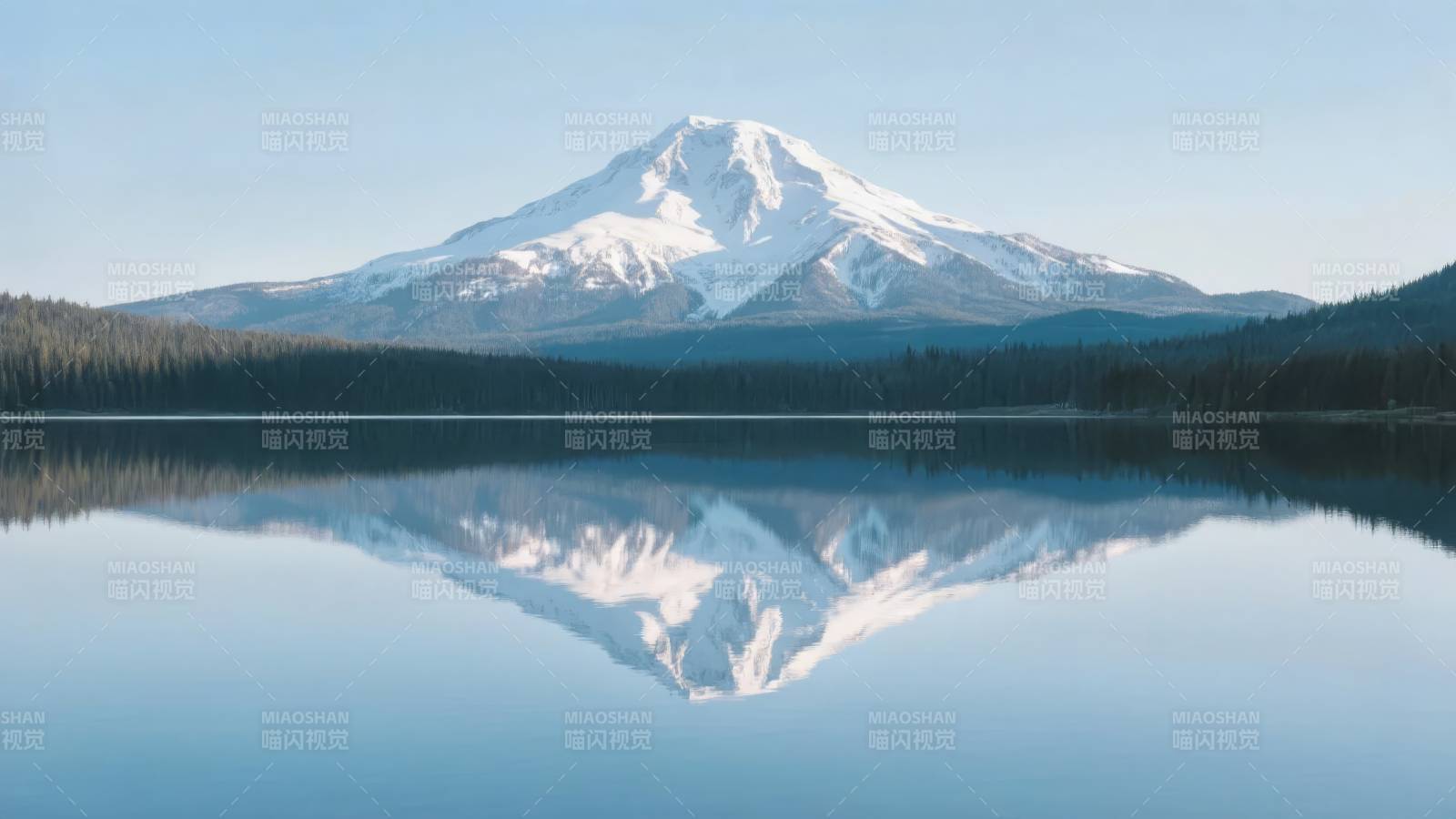 雪山倒影湖中图片