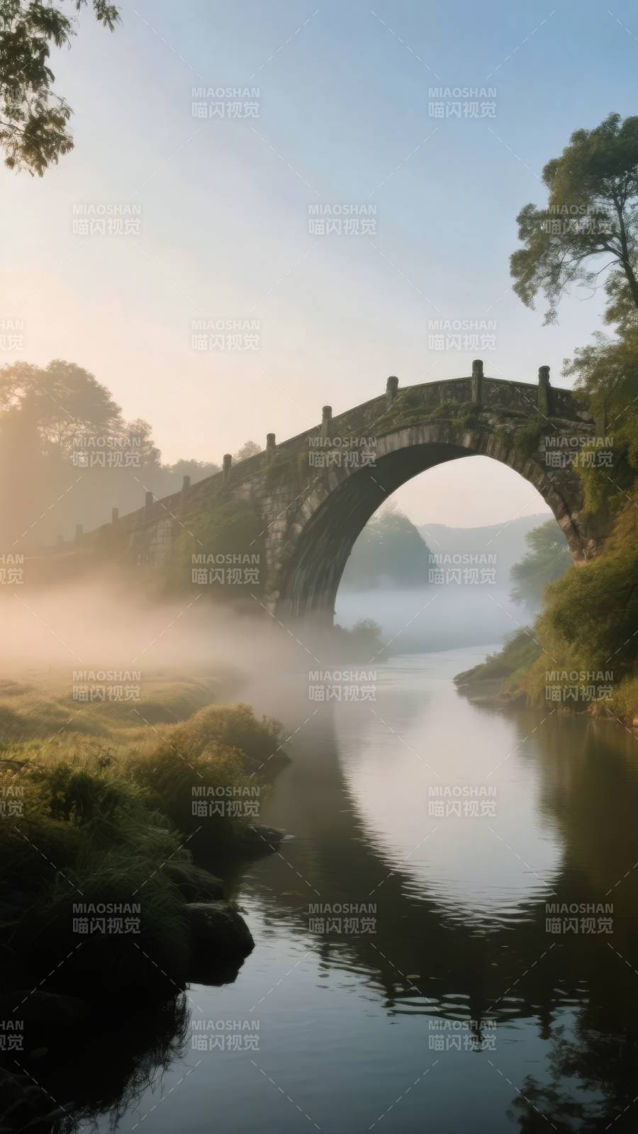 雾锁古桥晨曦图片